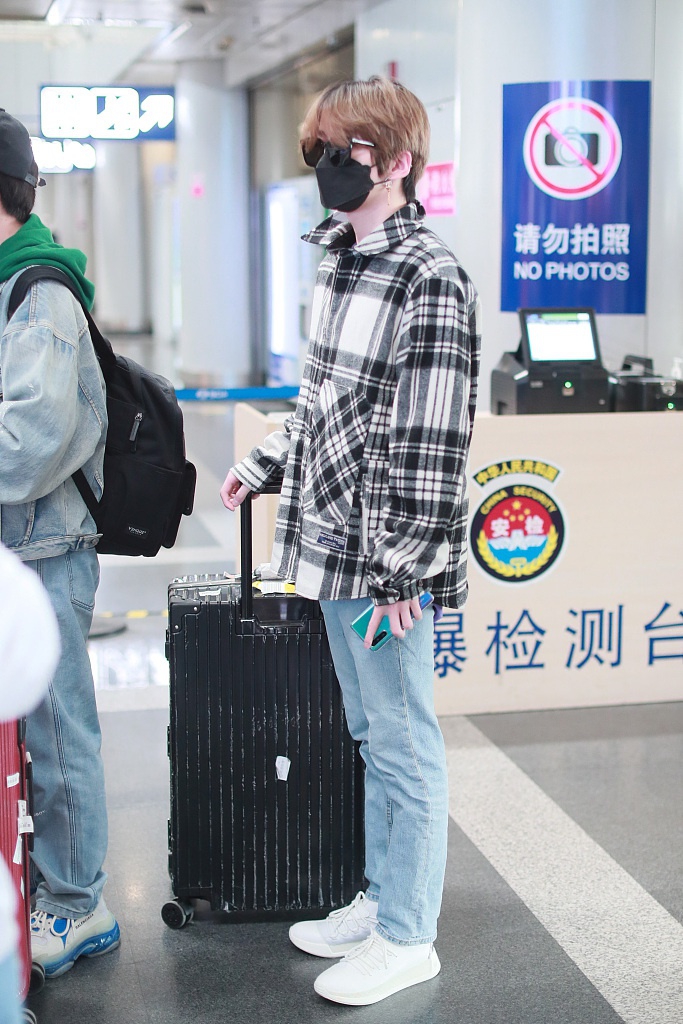 赵品霖穿格子装亮相满满青春气息 手推行李箱帅气有范