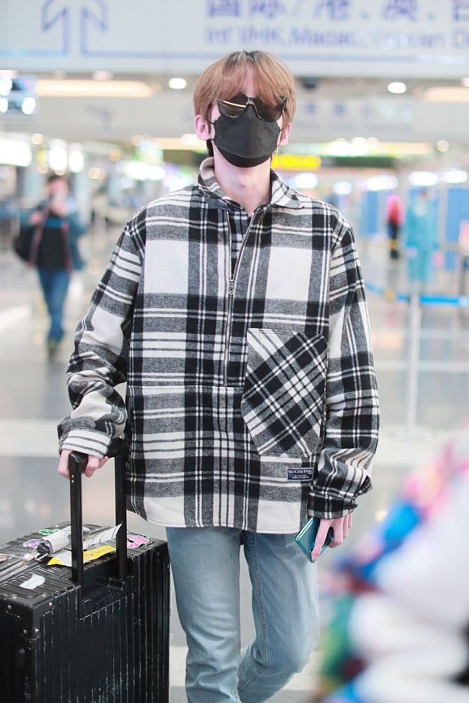 赵品霖穿格子装亮相满满青春气息 手推行李箱帅气有范
