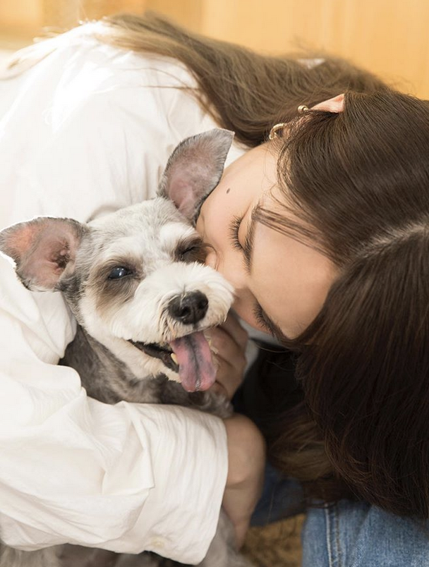 杨丞琳抱狗狗拍摄MV 与萌宠亲密互动超温馨