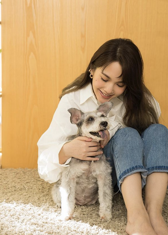 杨丞琳抱狗狗拍摄MV 与萌宠亲密互动超温馨