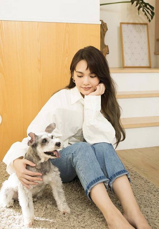 杨丞琳抱狗狗拍摄MV 与萌宠亲密互动超温馨