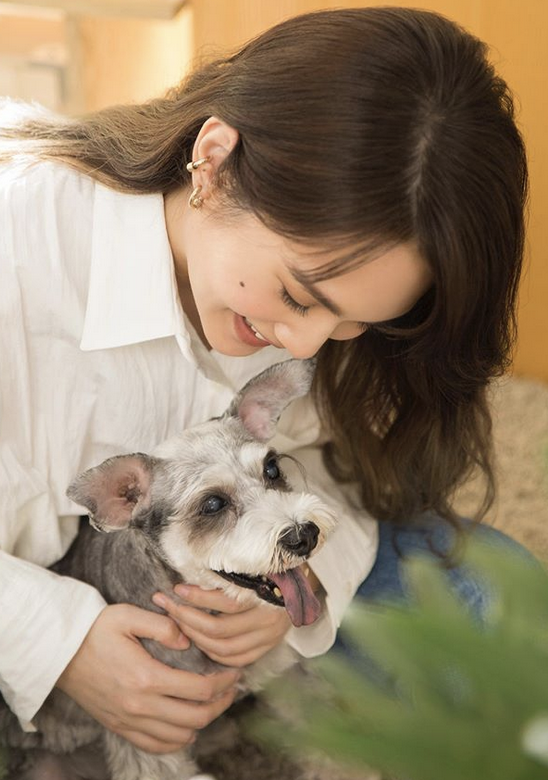 杨丞琳抱狗狗拍摄MV 与萌宠亲密互动超温馨