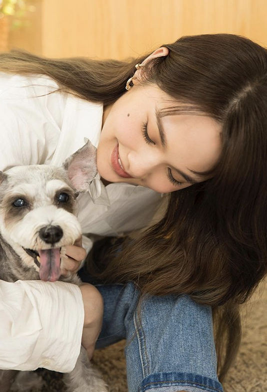 杨丞琳抱狗狗拍摄MV 与萌宠亲密互动超温馨