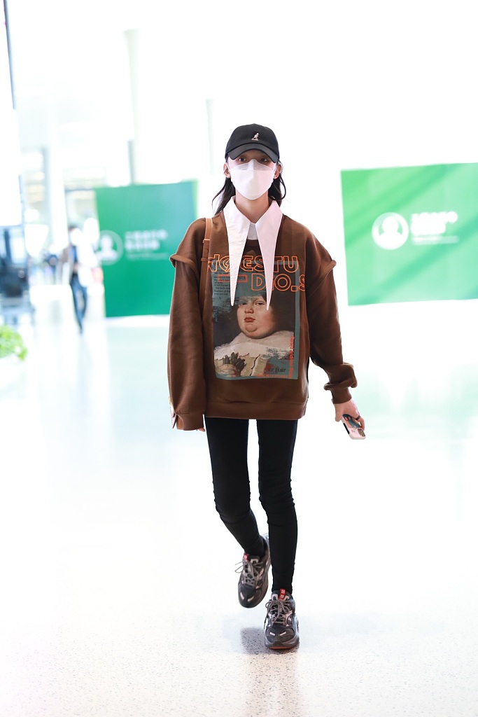 林允穿印花上衣个性十足 素颜雪肤学院风满满