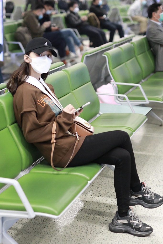 林允穿印花上衣个性十足 素颜雪肤学院风满满