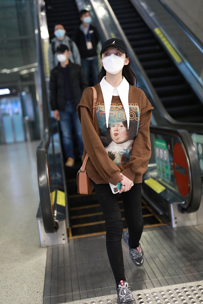 林允穿印花上衣个性十足 素颜雪肤学院风满满