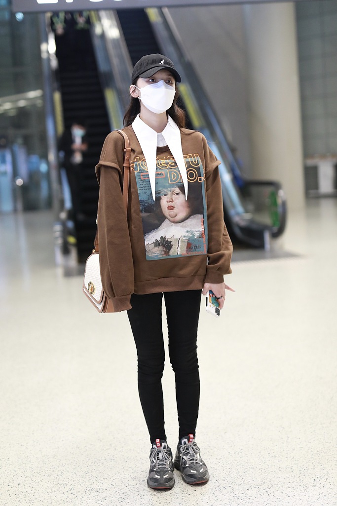 林允穿印花上衣个性十足 素颜雪肤学院风满满