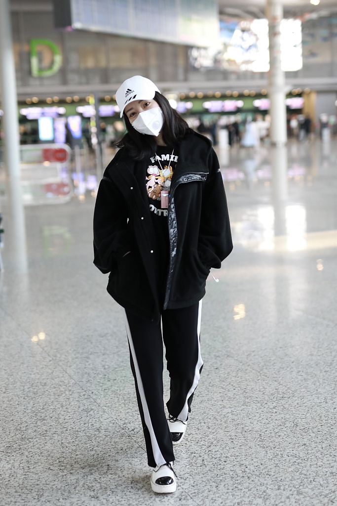 柳岩素颜现身状态依旧能打 害羞挠头动作可爱呆萌