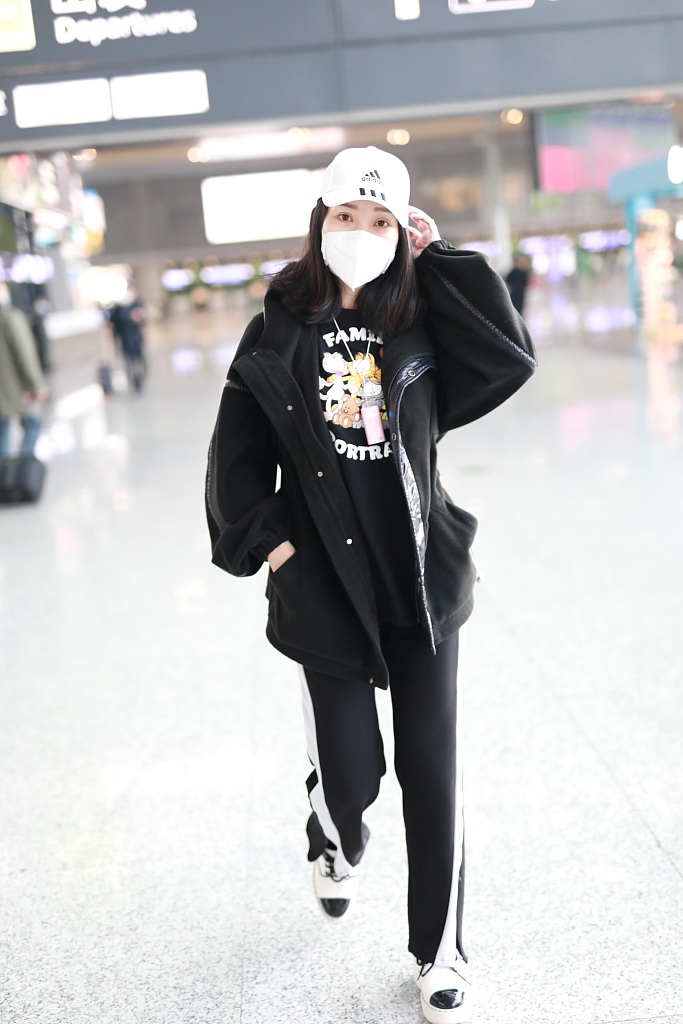 柳岩素颜现身状态依旧能打 害羞挠头动作可爱呆萌