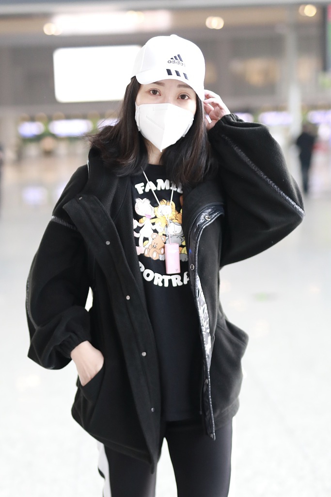 柳岩素颜现身状态依旧能打 害羞挠头动作可爱呆萌