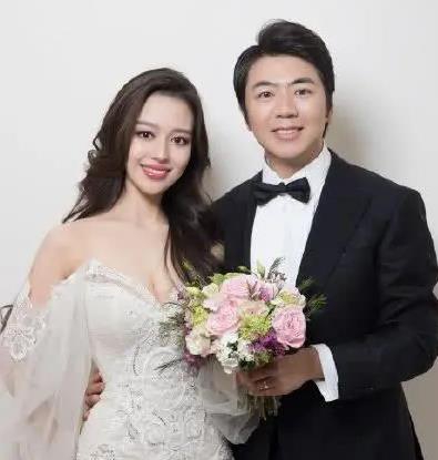 郎朗老婆吉娜晒近况 穿粉色长裙被疑遮孕肚