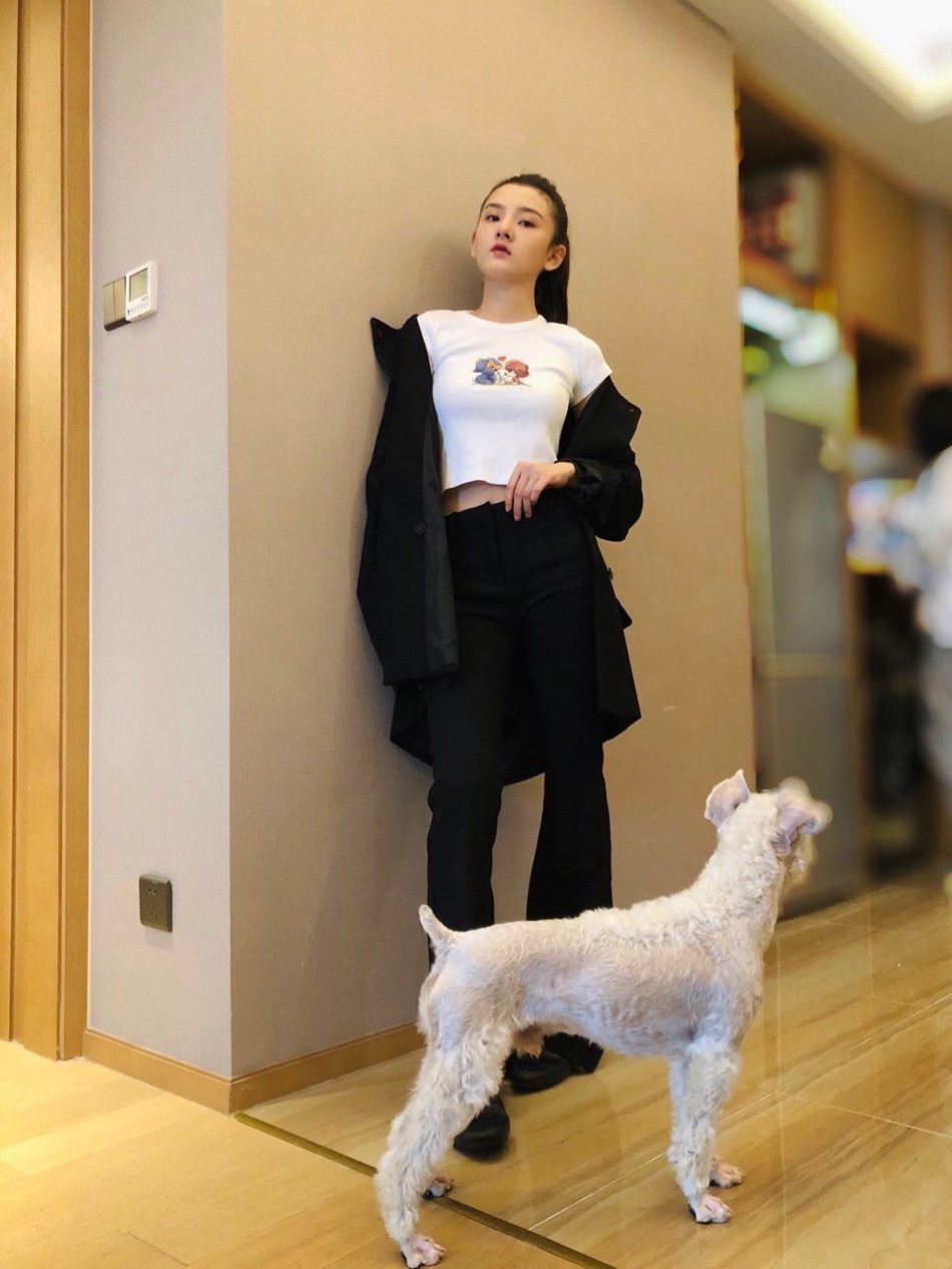 宋祖儿分享春日穿搭 轻松驾驭各类风格可爱又帅气