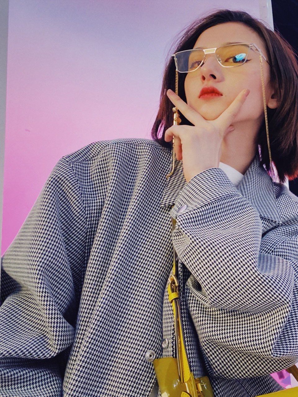 宋祖儿分享春日穿搭 轻松驾驭各类风格可爱又帅气