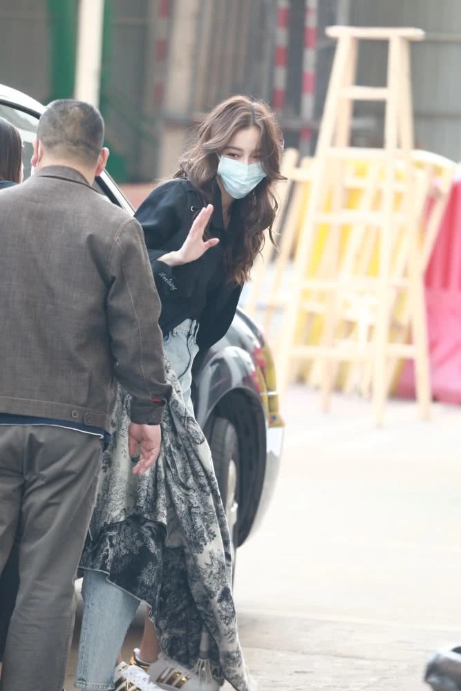 Baby最新路透生图曝光 气色红润颜值在线