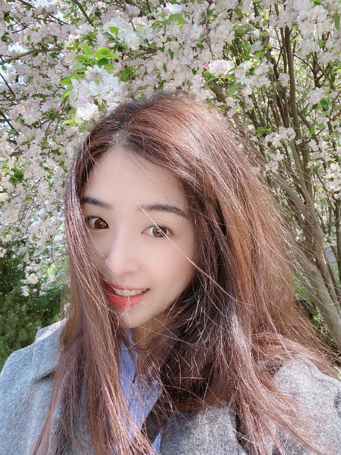 张含韵分享踏青美照 与海棠花合影少女感满满