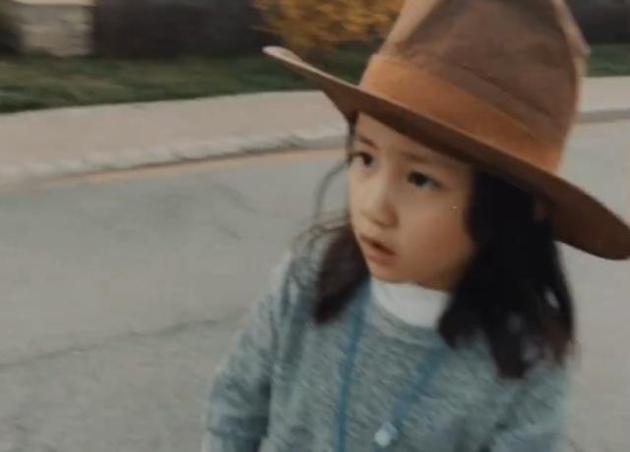 孙莉陪儿女玩滑板车 弟弟跟着姐姐后边跑超萌