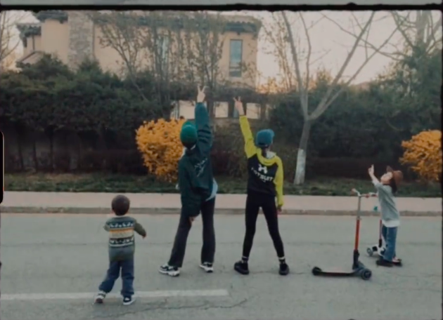 孙莉陪儿女玩滑板车 弟弟跟着姐姐后边跑超萌