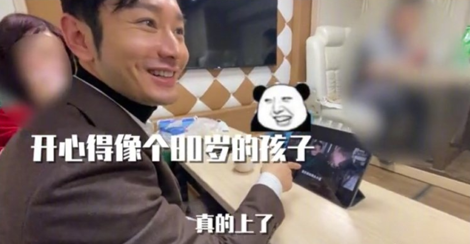 黄晓明追剧一指禅式打字艰辛发弹幕 谭卓场外指导