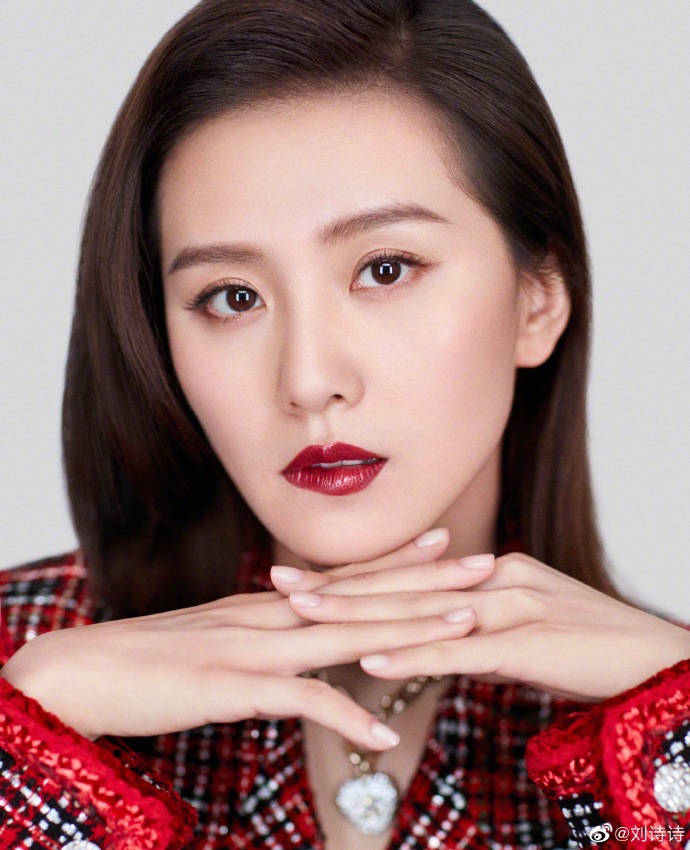 刘诗诗分享红唇妆容春日美照 捧花轻嗅优雅高贵气质迷人