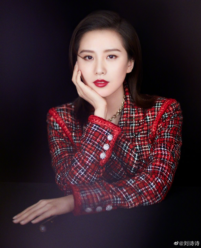 刘诗诗分享红唇妆容春日美照 捧花轻嗅优雅高贵气质迷人