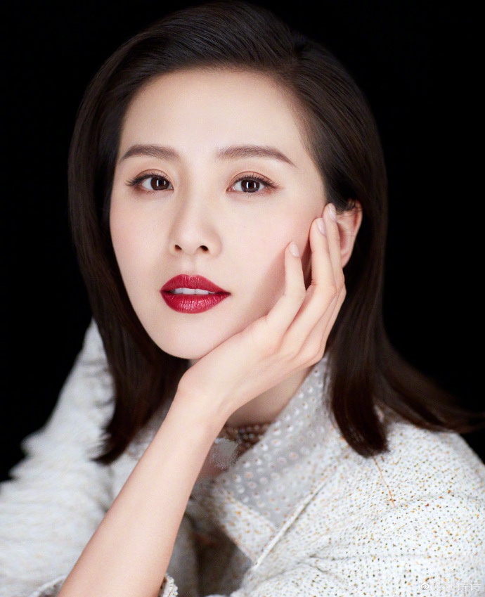 刘诗诗分享红唇妆容春日美照 捧花轻嗅优雅高贵气质迷人