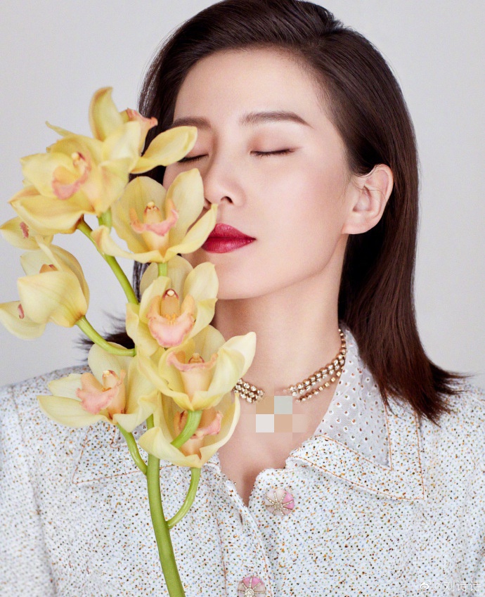 刘诗诗分享红唇妆容春日美照 捧花轻嗅优雅高贵气质迷人