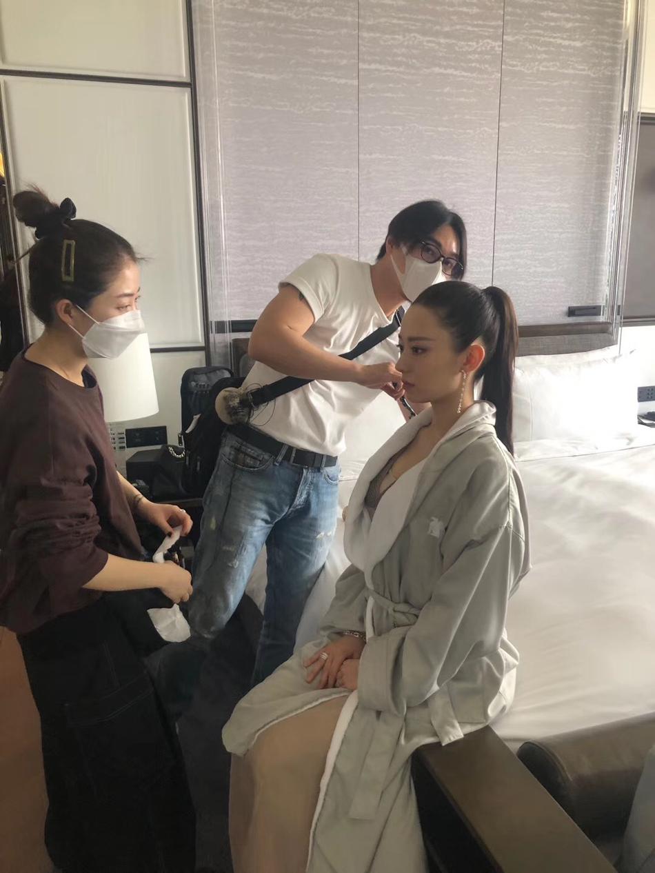 朗朗夫妇拍摄大片路透曝光 吉娜衣着宽松长裙遮小腹