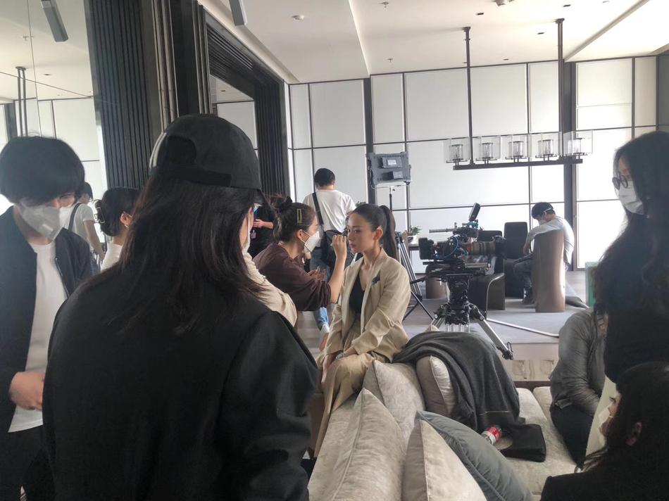 朗朗夫妇拍摄大片路透曝光 吉娜衣着宽松长裙遮小腹