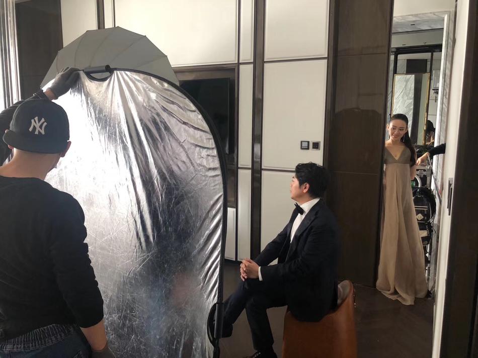 朗朗夫妇拍摄大片路透曝光 吉娜衣着宽松长裙遮小腹