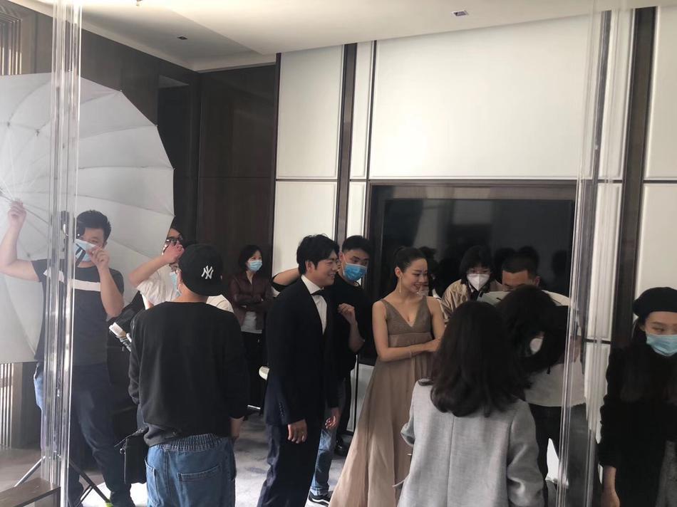 朗朗夫妇拍摄大片路透曝光 吉娜衣着宽松长裙遮小腹