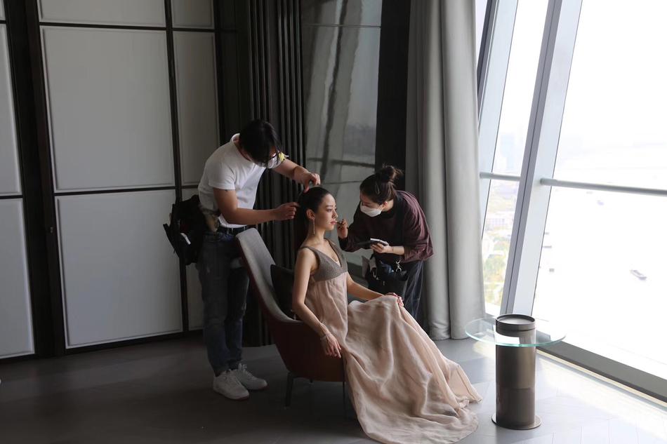 朗朗夫妇拍摄大片路透曝光 吉娜衣着宽松长裙遮小腹