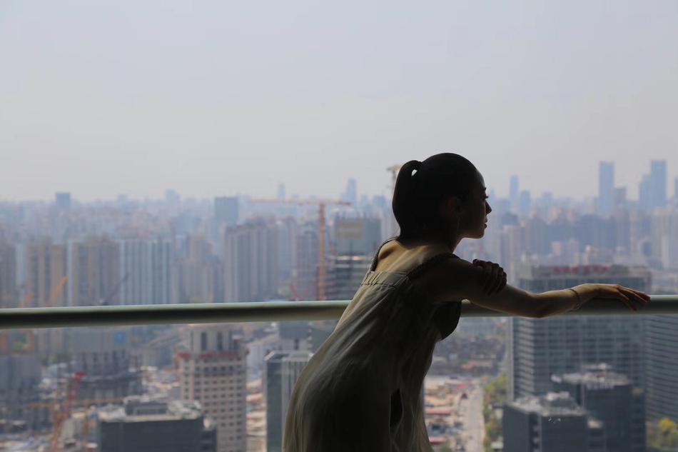 朗朗夫妇拍摄大片路透曝光 吉娜衣着宽松长裙遮小腹