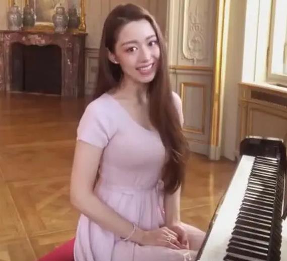 朗朗夫妇拍摄大片路透曝光 吉娜衣着宽松长裙遮小腹