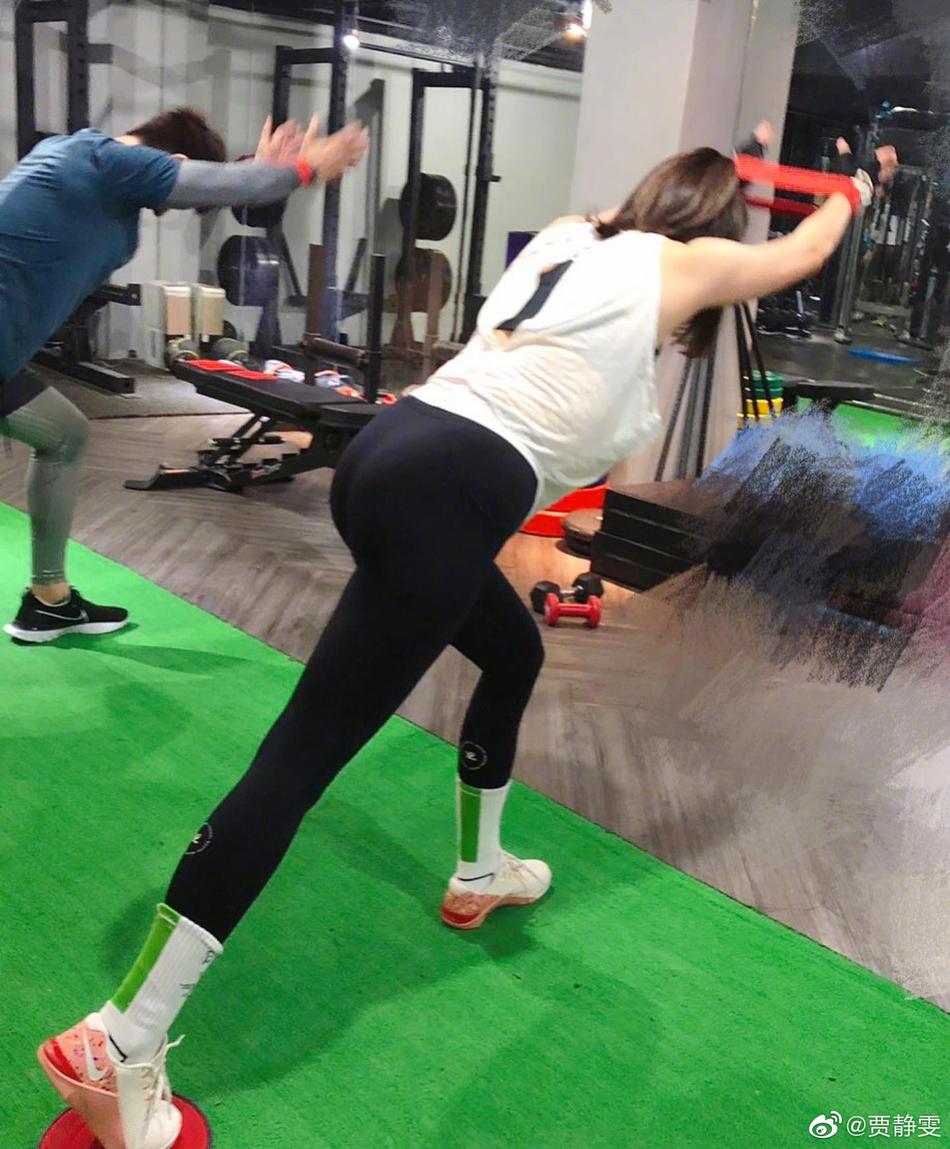 辣妈贾静雯坚持健身挥汗 逐渐练出翘臀和肌肉线条