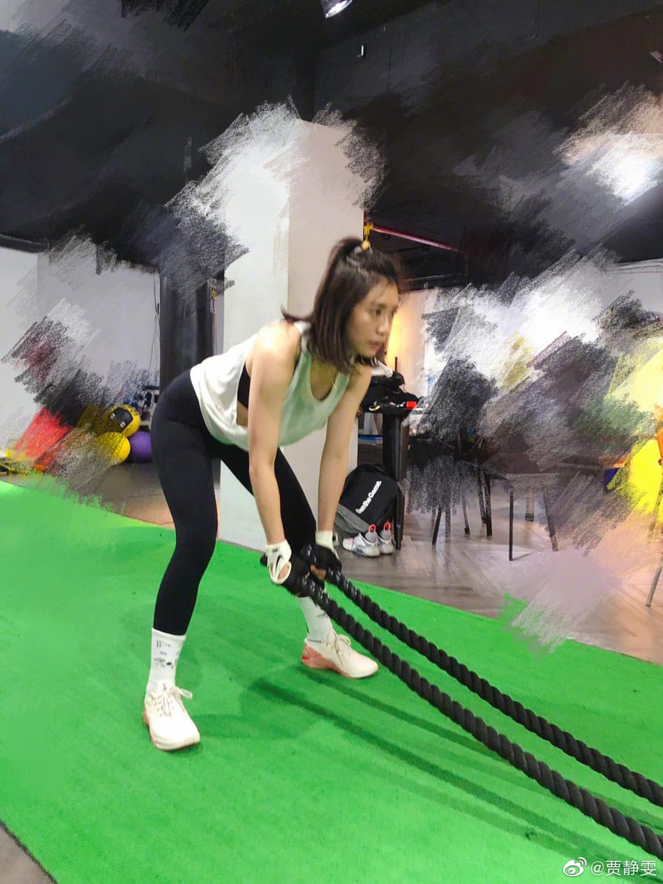 辣妈贾静雯坚持健身挥汗 逐渐练出翘臀和肌肉线条