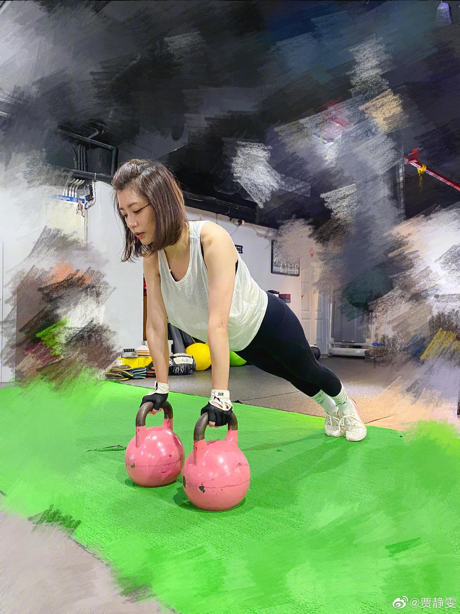 辣妈贾静雯坚持健身挥汗 逐渐练出翘臀和肌肉线条