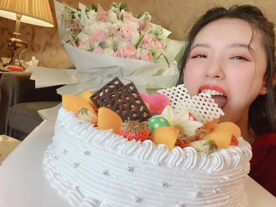 林允生日吃蛋糕喝奶茶超知足 妆容细腻甜笑似小仙女