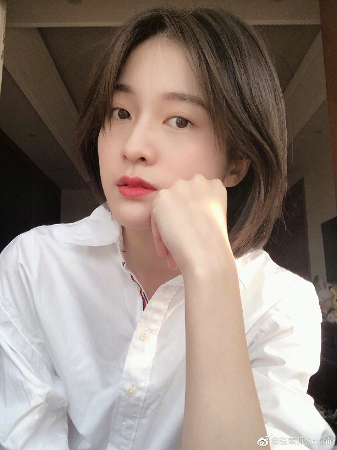 张雪迎托腮微笑甜美乖巧 自曝疫情期看了35部电影5部剧