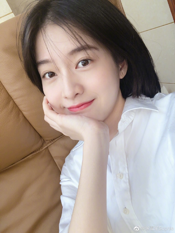 张雪迎托腮微笑甜美乖巧 自曝疫情期看了35部电影5部剧