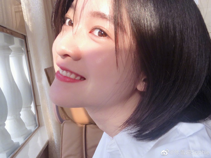 张雪迎托腮微笑甜美乖巧 自曝疫情期看了35部电影5部剧