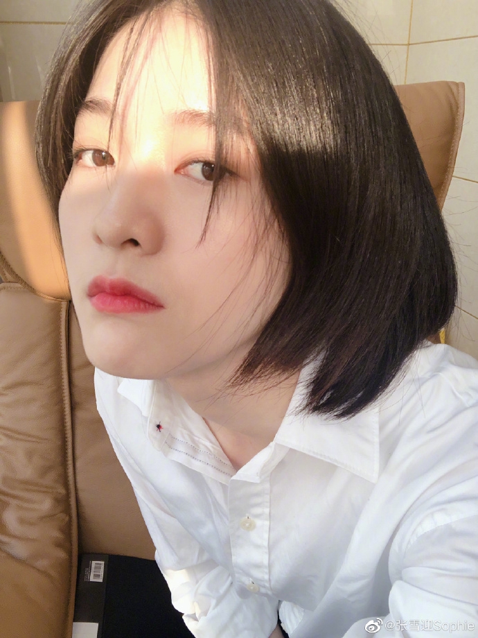 张雪迎托腮微笑甜美乖巧 自曝疫情期看了35部电影5部剧