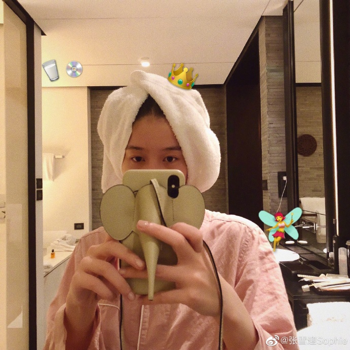 张雪迎托腮微笑甜美乖巧 自曝疫情期看了35部电影5部剧