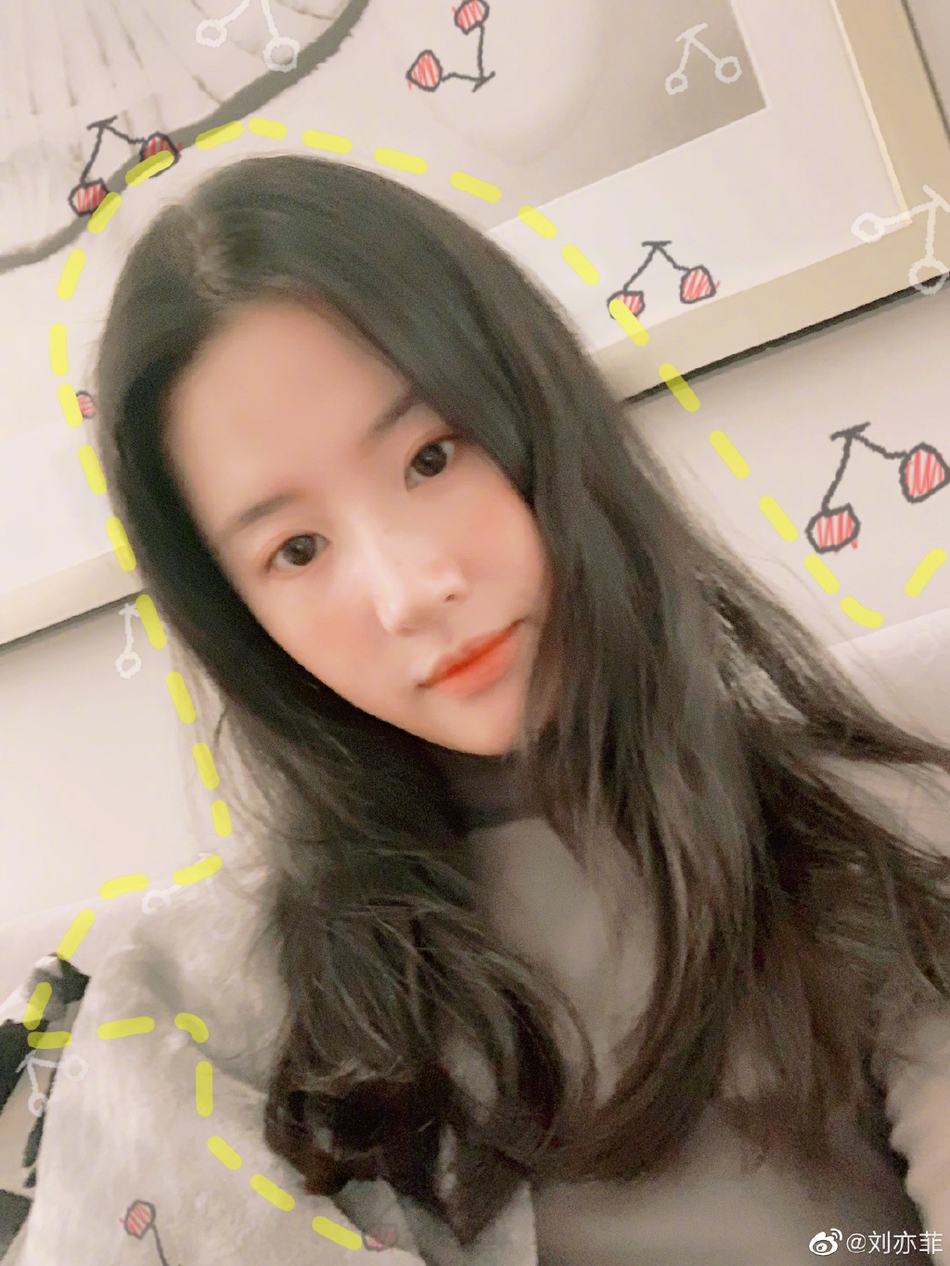 刘亦菲晒自拍和自己下厨的甜品 向粉丝求书单分享