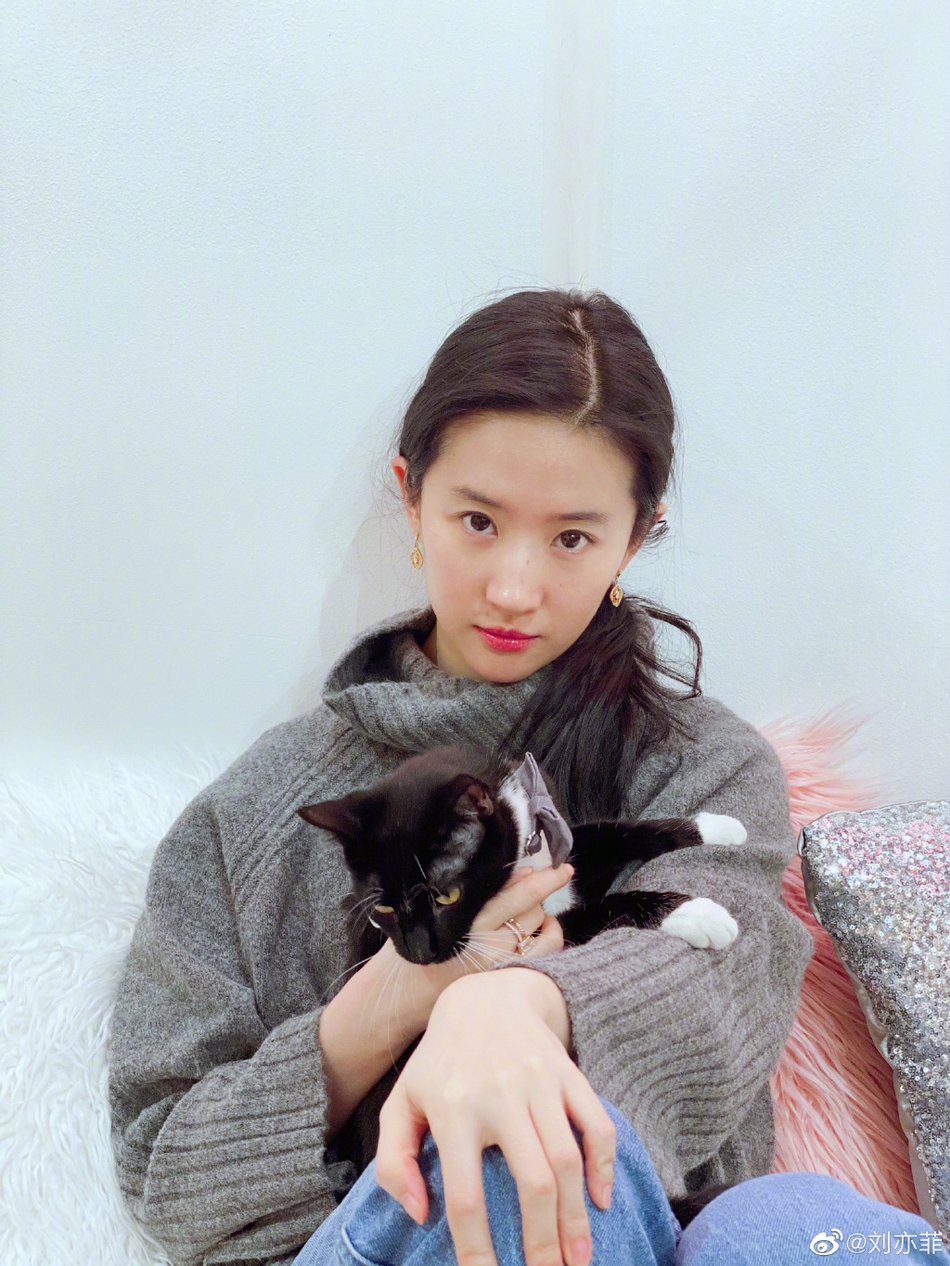 刘亦菲晒自拍和自己下厨的甜品 向粉丝求书单分享