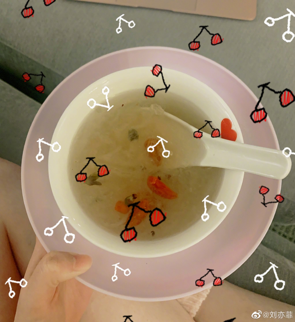 刘亦菲晒自拍和自己下厨的甜品 向粉丝求书单分享