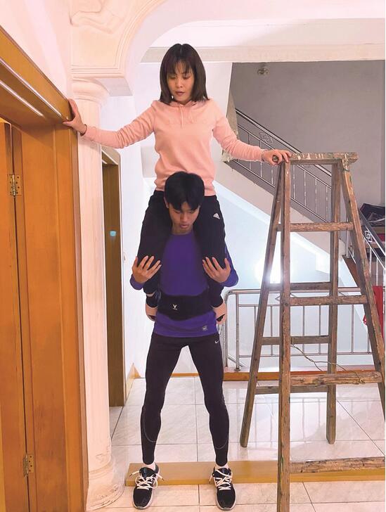 武汉高三体育生在家就地取材特训三个月：把爹妈扛上肩头 深蹲才够给力