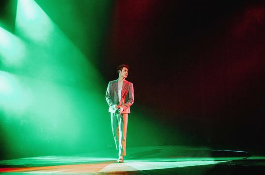 张艺兴唱作人首秀变身“小丑”诠释颠沛困境