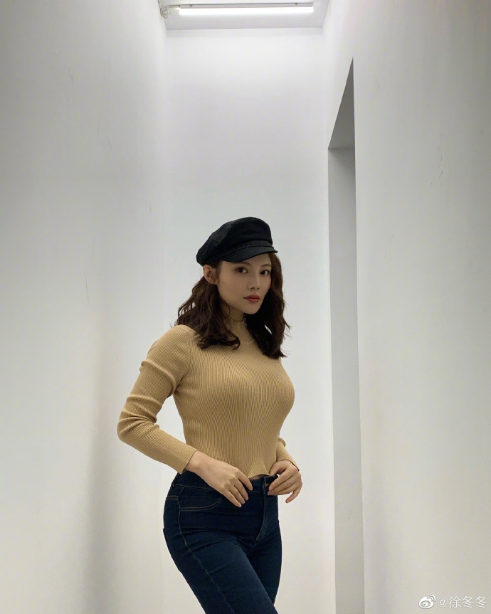 徐冬冬穿紧身衣身材凹凸有致 戴贝雷帽十分有范