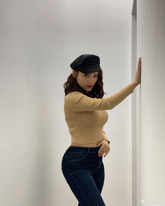 徐冬冬穿紧身衣身材凹凸有致 戴贝雷帽十分有范