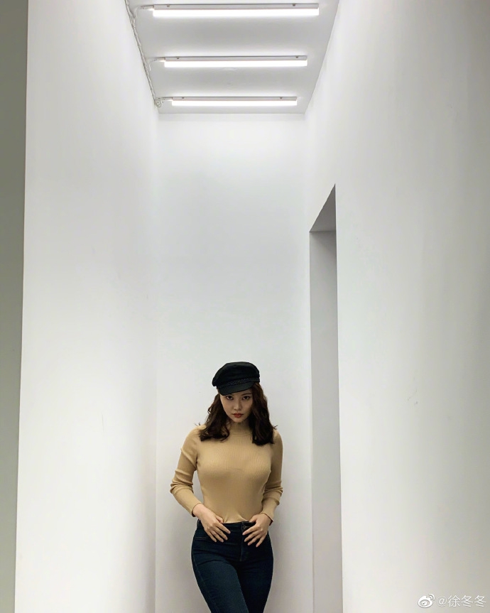 徐冬冬穿紧身衣身材凹凸有致 戴贝雷帽十分有范